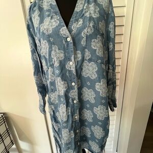 New Directions Blue and White Floral Button-Up Top